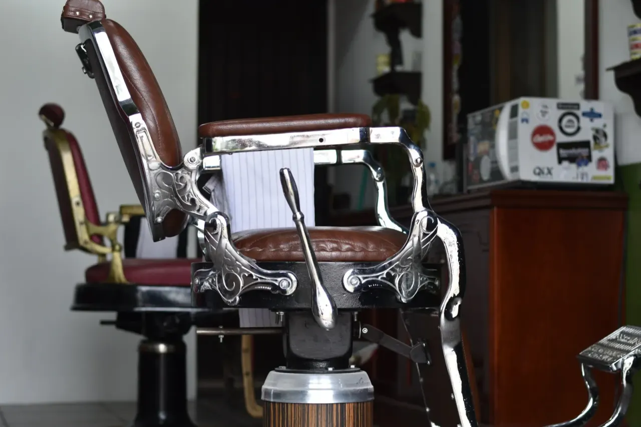 Cadeira de barbeiro antiga restaurada, em detalhe