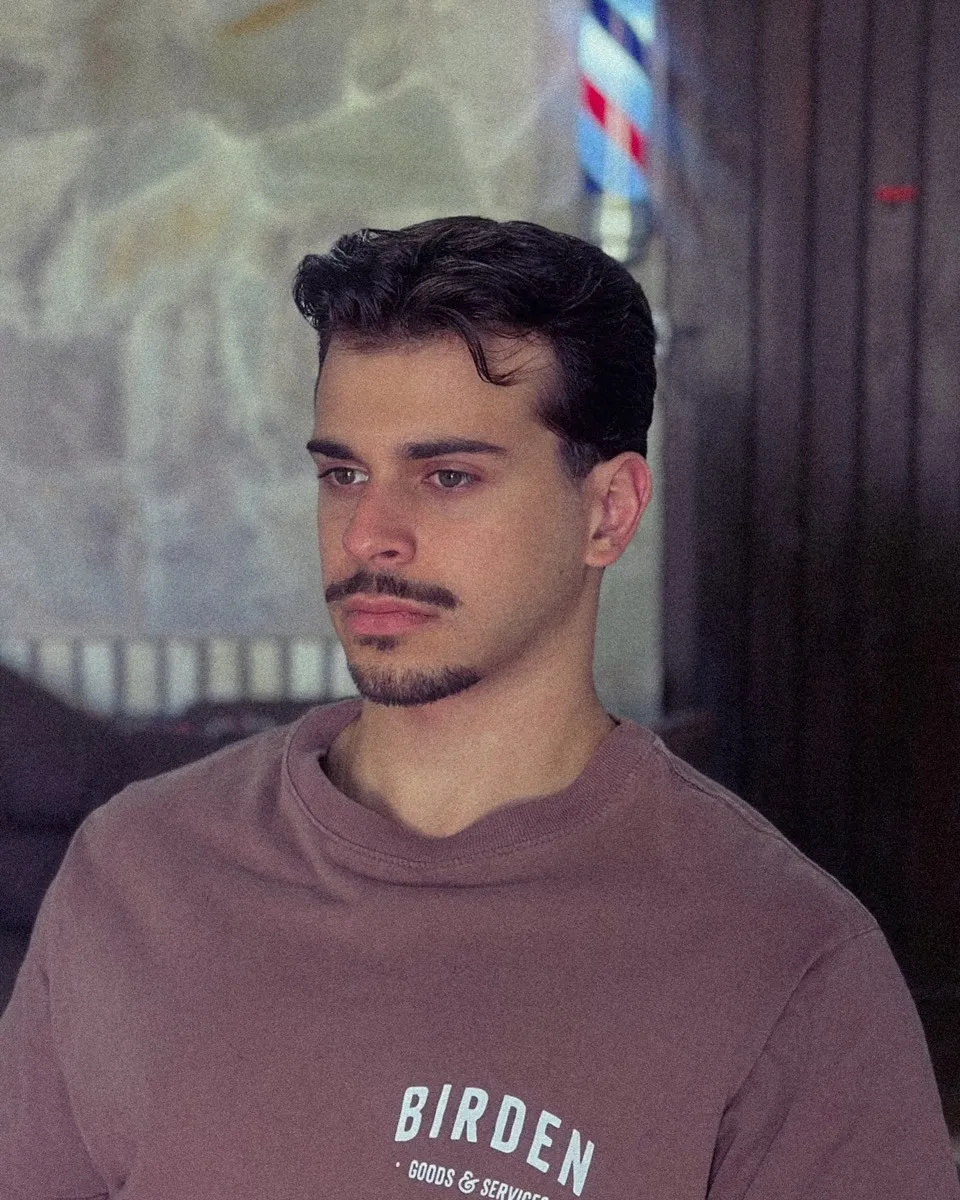 Corte texturizado com ondas naturais e bigode