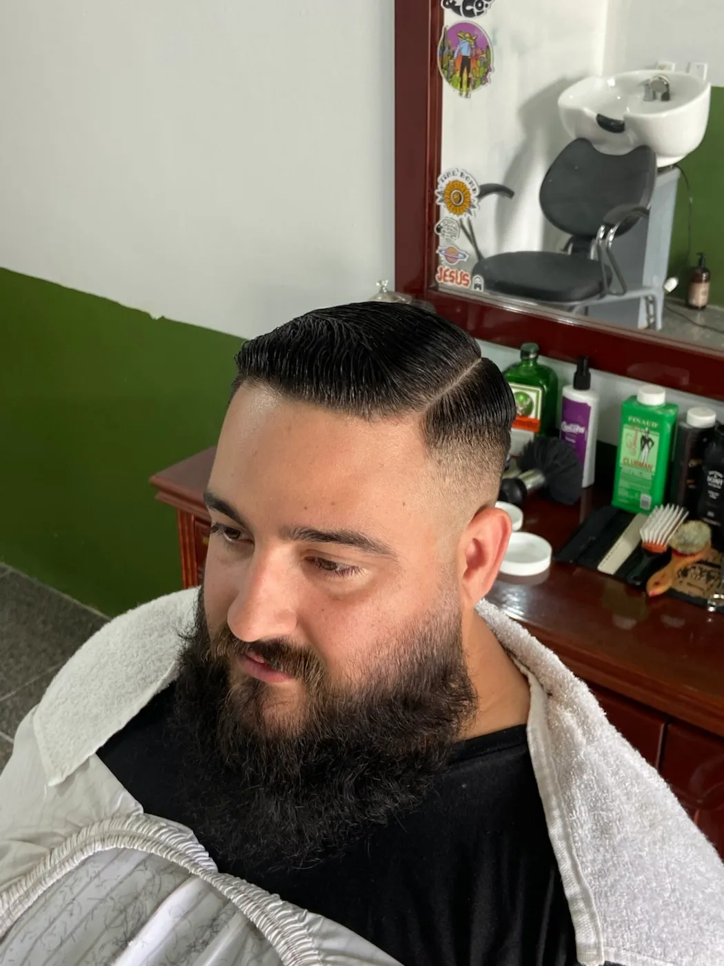 Degradê com risco lateral definido e barba cheia modelada
