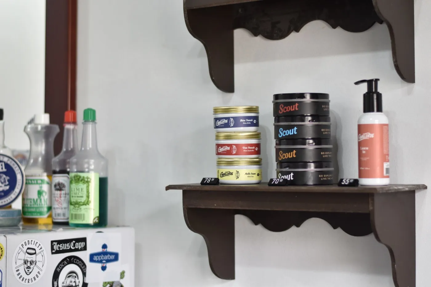 Latas de pomada e loção pós-barba alinhadas na prateleira